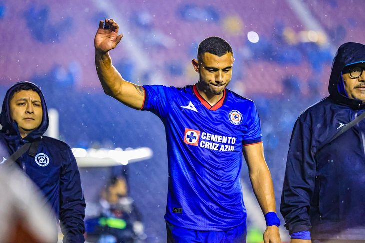Giorgos Giakoumakis was injured in the game that Cruz Azul beat América de Cali.  The Greek striker was signed as a figure and is in doubt for the start of Liga MX.
