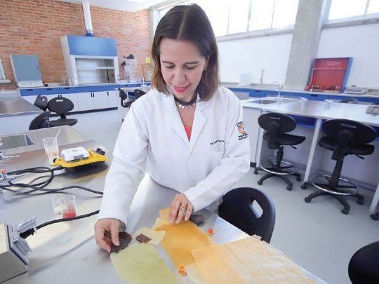 Sandra Pascoe y su plástico biodegradable hecho a base de nopal. 