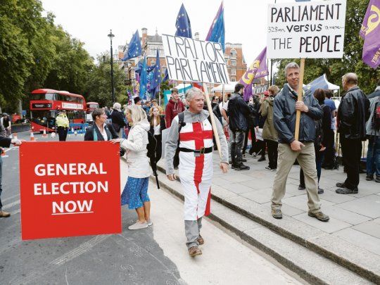 probrexit. Militantes de la salida británica de la UE se manifestaron ayer frente a la sede del legislativo, acusando de traidores a los diputados.