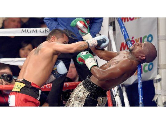 Maidana atacando a Mayweather en uno de sus combates.