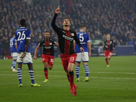 Lucas Alario despertó su racha goleadora y festeja Bayer Leverkusen.