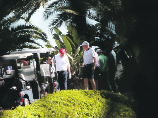 EN OTRA. Mientras EE.UU. ardía por el riesgo inminente de desfinanciamiento del Gobierno federal, Donald Trump jugaba el fin de semana al golf en Florida. Finalmente cedió a las presiones y promulgó una ley bipartidaria clave.