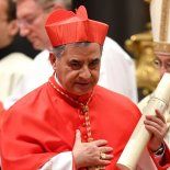 Angelo Becciu fue condenado en 2023 por malversación de fondos, junto a otros ocho hombres. Angelo Becciu fue condenado en 2023 por malversación de fondos, junto a otros ocho hombres.