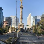 El presidente Porfirio Díaz coloca la primera piedra del Monumento a la Independencia en 1902. El presidente Porfirio Díaz coloca la primera piedra del Monumento a la Independencia en 1902.