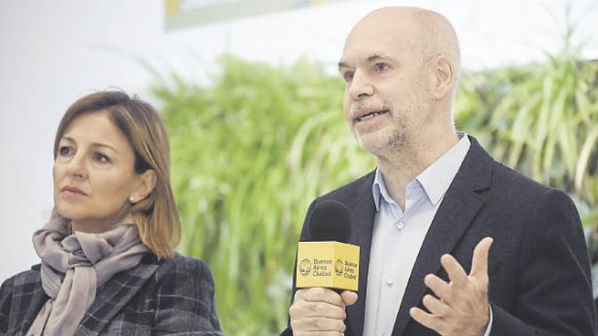 Planes. La ministra de Educación, Soledad Acuña y Horacio Rodríguez Larreta, ayer en el anuncio del cambio en el Reglamento Escolar.