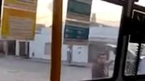 El violento conductor esgrime un arma de fuego ante un incidente de tránsito.