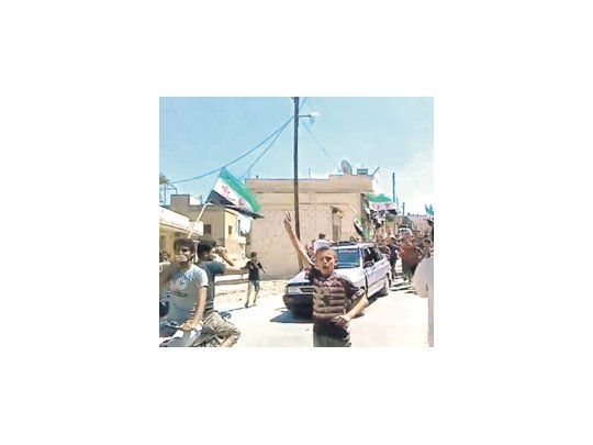 La imagen de video muestra a grupos de ciudadanos de la ciudad siria de Idlib (norte) festejando la noticia del atentado contra el ministro de Defensa y otros importantes funcionarios en Damasco.