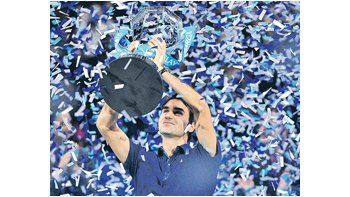Escondido ente los papelitos, el suizo Roger Federer no puede ocultar su felicidad tras ganar por sexta vez el Masters de tenis.