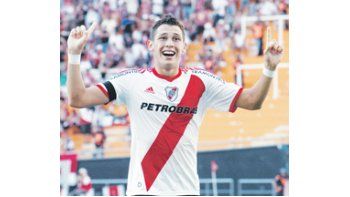 Lucas Ocampos festeja con los brazos hacia arriba el segundo gol de un River que ganó y volvió a la punta del Nacional B.