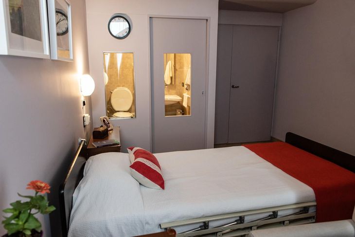 Cada habitación cuenta con detalles personalizados que ayudan a la orientación y promueven la autonomía. Cada habitación cuenta con detalles personalizados que ayudan a la orientación y promueven la autonomía.