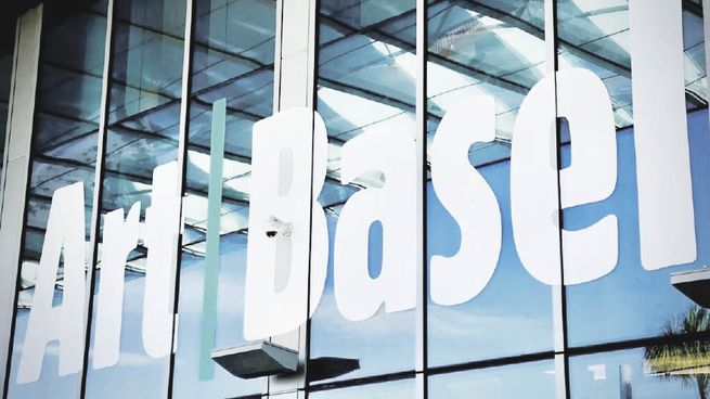 art basel 2022. El “Perro en bote” de Sean Landers funcionó como alegoría de quien deambulaba sin rumbo fijo en el supermercado de lujo de la Feria.