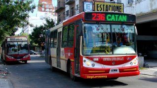 Un remisero le rompió los vidrios a un colectivo de la línea 236 en González Catán.