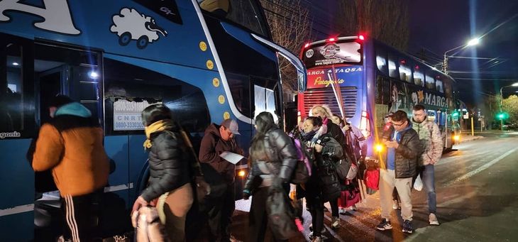 Desde Río Gallegos partieron micros hacia la Capital Federal para dar su apoyo a Cristina Fernández.  Desde Río Gallegos partieron micros hacia la Capital Federal para dar su apoyo a Cristina Fernández.