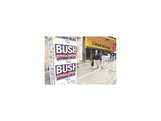 Buenos Aires apareció ayer empapelada con afiches que le exigen a George Bush que entre gue al prófugo Antonini Wilson, los términos que empleó esta semana el gobierno.