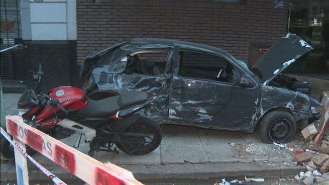 Así quedó el auto tras impactar contra el gabinete de Edesur