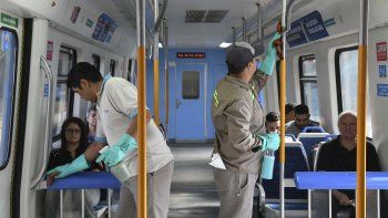 El Ministerio de Transporte de la Nación informó que: Se intensificó la limpieza de coches y superficies de las estaciones, la desinfección de pasamanos, molinetes, puestos de recarga de la tarjeta SUBE y asientos cuando los trenes llegan a las cabeceras.