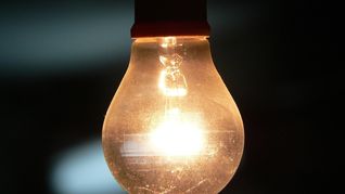 La cifra incluye principalmente las denominadas pérdidas no técnicas, vinculadas al fraude, conexiones clandestinas, manipulación de medidores y otras irregularidades comerciales que impiden el cobro efectivo de la energía consumida. La cifra incluye principalmente las denominadas pérdidas no técnicas, vinculadas al fraude, conexiones clandestinas, manipulación de medidores y otras irregularidades comerciales que impiden el cobro efectivo de la energía consumida.