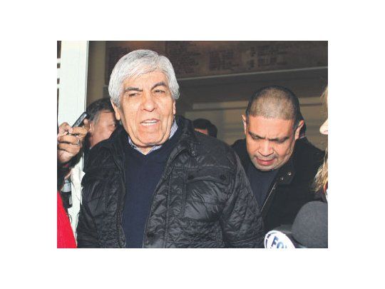 El presidente de Independiente, Hugo Moyano, dijo a la salida de la reunión del Comité Ejecutivo que la AFA hace dos años que está intervenida por Angelici y Lammens.