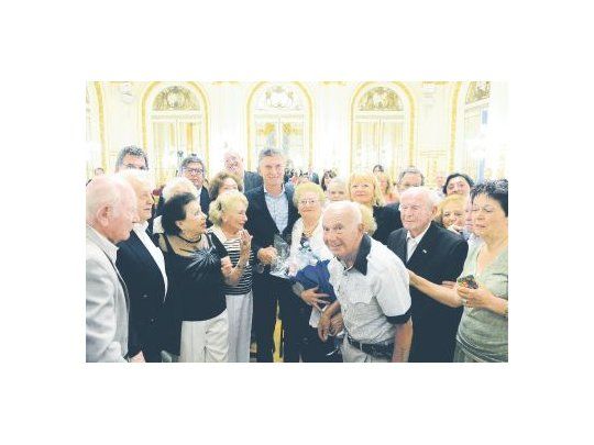 Sara Rus, Eugenia Unger, y otros sobrevivientes del Holocausto judío, se reunieron ayer con Mauricio Macri en la Casa Rosada. Mañana habrá un acto oficial.