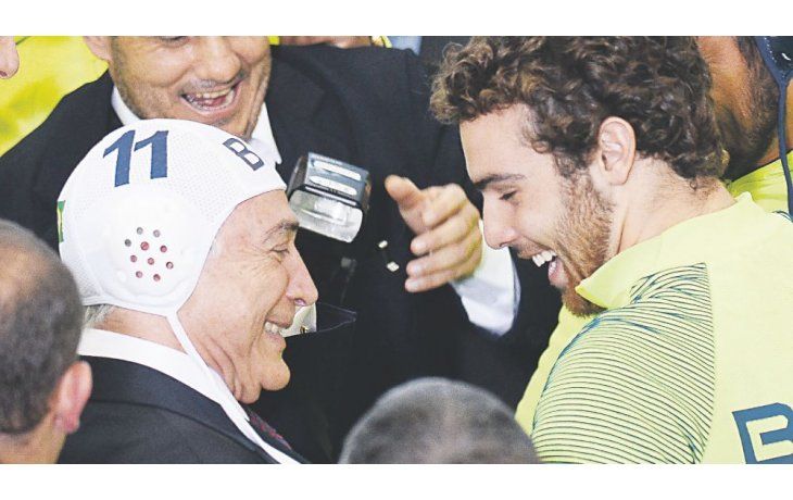 ámbito.com | En otra sintonía. Ajeno a la jornada de ayer en el Senado de Brasil, que se dispone a votar la remoción de Dilma Rousseff, el presidente por ahora interino, Michel Temer, recibió al equipo olímpico de waterpolo.