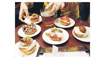 ámbito.com | “Pincho y caña”, la conjunción de tapas y cerveza que alegra las tardes entre amigos en los bares ibéricos.