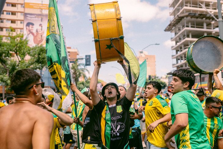 Los festejos tras el regreso de Aldosivi a la Liga Profesional.