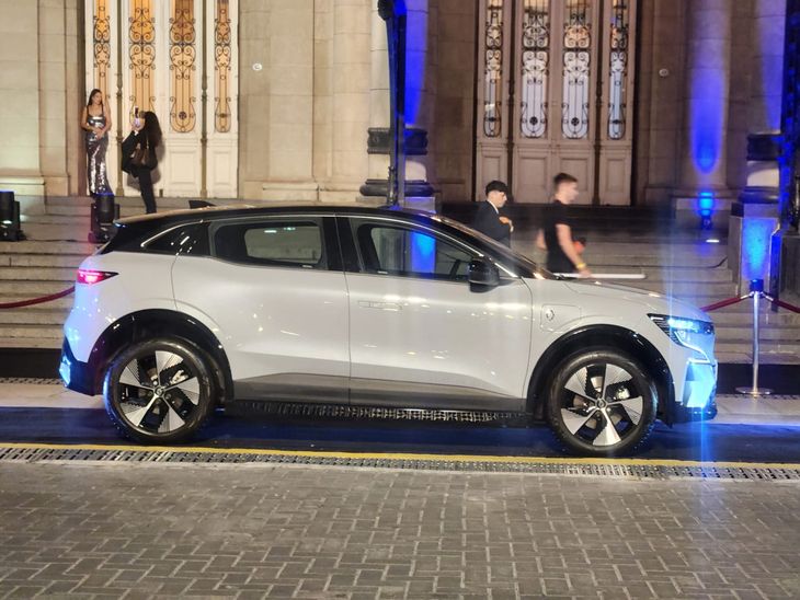 El Renault Megane E-Tech, en la puerta del Teatro Colón. El Renault Megane E-Tech, en la puerta del Teatro Colón.