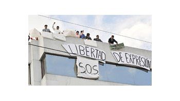 La policía ecuatoriana tomó ayer dos popularescanales de televisión abierta de Guayaquil,pese a la resistencia de sus trabajadoresy un amplio repudio social.