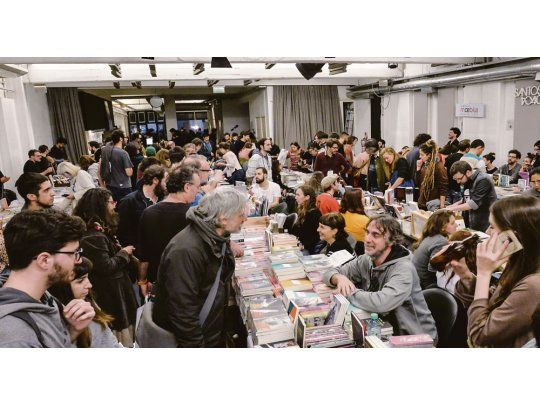 Editores independientes. Pese a que se amplió el sector de exposición, hubo largas filas para ingresar. Los editores acusan sensaciones enfrentadas: por un lado, el rigor de la crisis; por el otro, lo alentador de la demanda.