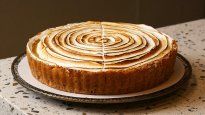 El lemon pie es un clásico que no pierde vigencia en Buenos Aires. Distintos locales lo reinterpretan, manteniendo la esencia cítrica y dulce que lo hizo famoso, pero con texturas y presentaciones que van desde lo tradicional hasta lo más creativo. (Foto: Merienda)