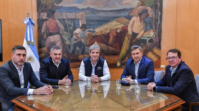 El ministro Luis Caputo recibió al gobernador de Chaco, Leandro Zdero.