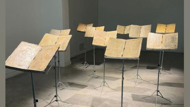 Con instalaciones históricas, archivos visuales y testimonios de Mauricio Wainrot, la exhibición revisita la vida y el legado de uno de los grandes artistas argentinos contemporáneos.