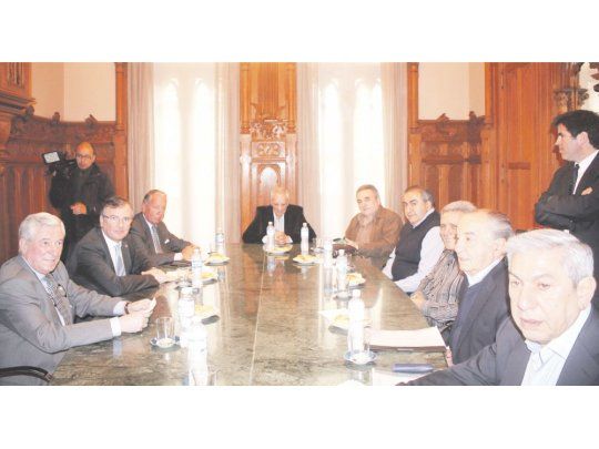 Cumbre. El capricho dejó a la izquierda a los empresarios Sacco, Adrián Kaufmann Brea y Funes de Rioja, y a la derecha a Schmid, Daer, Acuña, Cavalieri y Rodolfo Daer. La cabecera quedó para José Luis Lingeri.