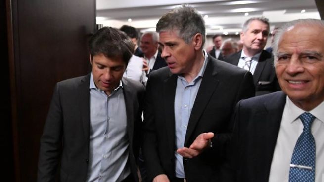 El gobernador bonaerense, Axel Kicillof, el presidente de YPF, Pablo González, y el titular del Club del Petróleo, el empresario Alejandro Bulgheroni de PAE