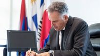 Yamandú Orsi recibe al rector de la Universidad de la República de Uruguay ante el reclamo por un mayor presupuesto.