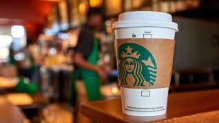 La cadena Starbucks ntenta reinventarse, ante los cambios de consumo post pandemia y debió cerrar cientos de locales.