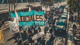 Los trabajadores deberían cobrar un aumento del 10% este mes.