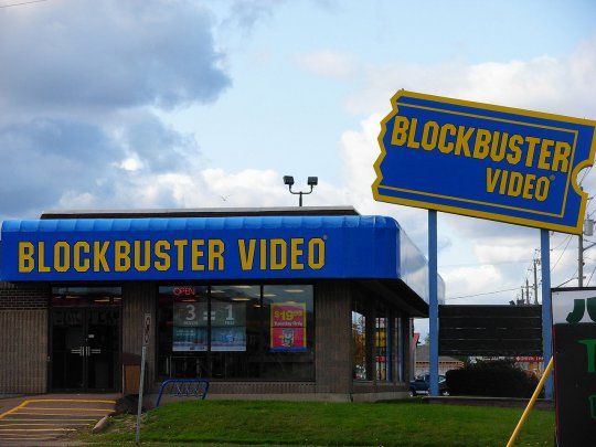 Blockbuster llegó a tener más de 9.000 sucursales en todo el mundo y a emplear a más de 80.000 personas. Fue a la quiebra en 2010.