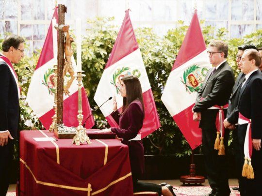 continuidad. El presidente de Perú, Martín Vizcarra, renovó ayer más de la mitad de su Gabinete, cuya tendencia, sin embargo, seguirá siendo moderada y del agrado del mercado. María Antonieta Alva es la nueva ministra de Economía.