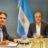 Imagen de la firma del convenio entre directivos de Pluspetrol y autoridades del Gobierno de la Provincia del Neuquén. Imagen de la firma del convenio entre directivos de Pluspetrol y autoridades del Gobierno de la Provincia del Neuquén.