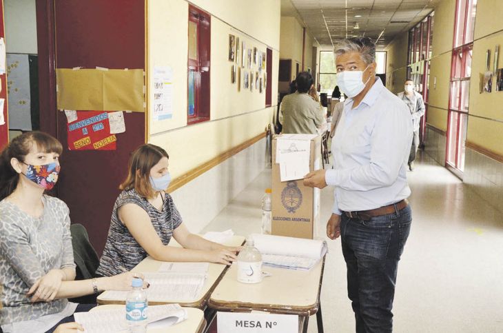 euforia. Arabela Carreras junto al diputado electo Agustín Domingo en Bariloche, durante los primeros festejos tras conocerse los resultados. En Neuquén, el oficialismo celebró el triunfo de la lista de diputados que encabezó Rolando Figueroa, exvicegobernador de la provincia.