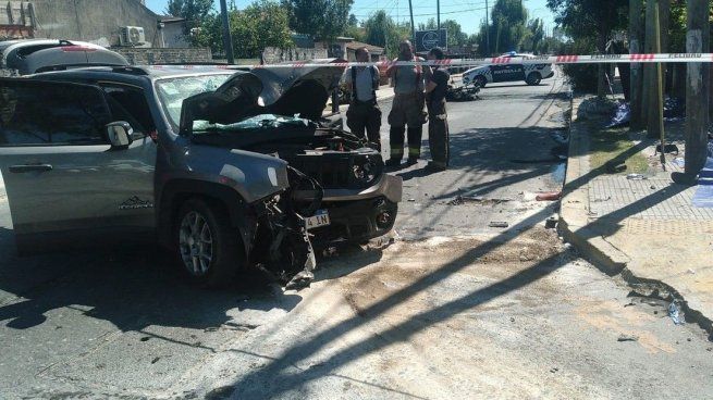 Así quedó la camioneta tras la colisión con los dos policías en Quilmes