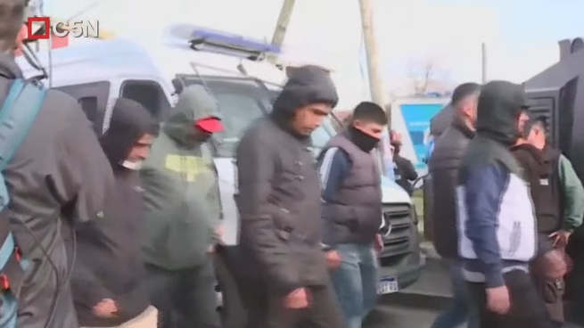 Decenas de personas encapuchadas y con las caras tapadas llegaron juntas al predio del club Villa Ángela. 