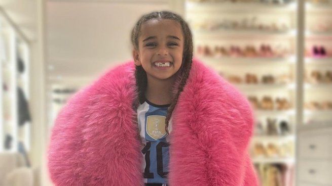 La pequeña con la 10 de Messi.