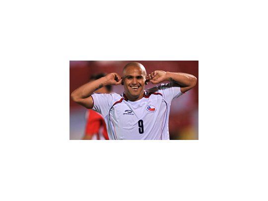 Suazo, en la Selección de Chile. También lo quieren en Brasill y en su país