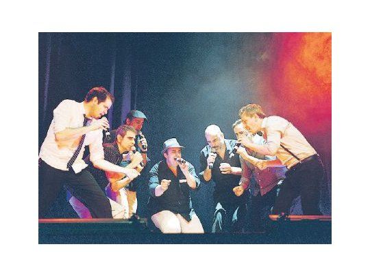 Si bien el atractivo principal del grupo es la ejecución de canciones a capella, fueron siempre concientes de que no podían simplemente pararse sobre el escenario y cantar, sino que debían añadir otros elementos para ofrecer un show integral.