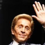 Un universo de glamour y códigos propios que, puertas adentro, se sostiene con disciplina, oficio y una mirada obsesiva por la forma. Un universo de glamour y códigos propios que, puertas adentro, se sostiene con disciplina, oficio y una mirada obsesiva por la forma.