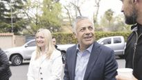 retorno. Alfredo Cornejo llegó por la mañana a la residencia oficial de Mendoza junto a su compañera de fórmula Hebe Casado, tras la victoria del domingo y realizó una rueda de prensa para medios nacionales.