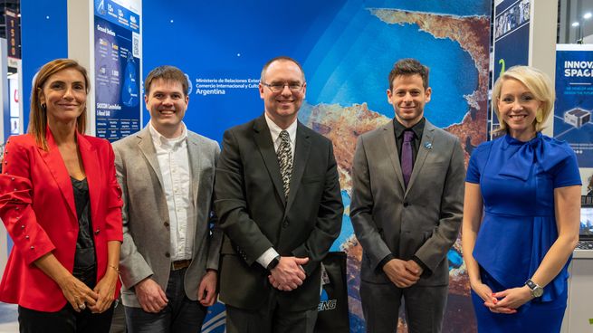 De izquierda a derecha - Natalia Varela (VENG), Adam Maher y Eric Cote (URSA), Adrián Unger (VENG) y Nicole Robinson (URSA)..jpg