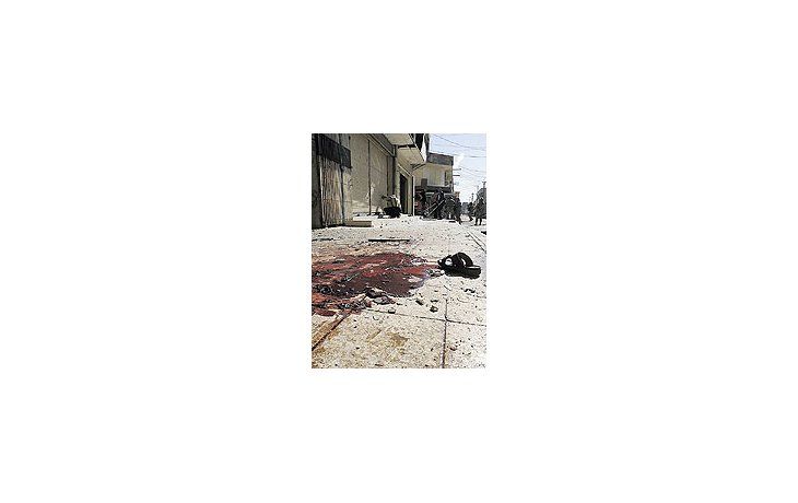 Imágenes del horror en el lugar en el que una niña de 13años se inmoló ayer en la ciudad iraquí de Baquba. Lacrueldad de los terroristas no tiene límites.